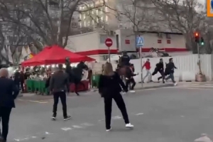 六台：马德里警方驱散伯纳乌外的本菲卡球迷，导致部分球迷受伤