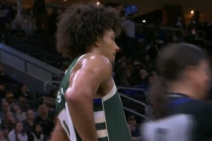 满屏飞啊！希姆斯进攻篮板暴扣&空接再扣追平骑士