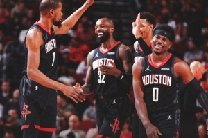 团队胜利！火箭赢球海报封面：杜兰特/姐夫/小贾/霍勒迪庆祝瞬间