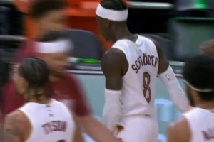 轻伤不下火线！施罗德崴脚后坚持作战 强攻得手扳平比分