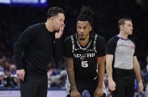 米奇：卡斯尔身体没问题 我们阵容深度足 哈珀配得上打完最后时刻