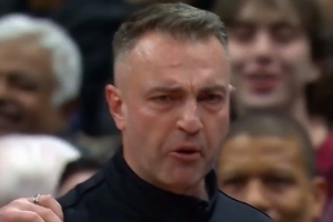 真急眼了！拉贾科维奇不满判罚&暴怒喷裁判吃T 拦都拦不住