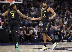 都有发挥！穆迪半场5中3&理查德7中4 两人各得11分助队取得领先