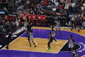 恐怖！文班侧身观察防守突然起跳 单臂大帽巴恩斯势在必得的扣篮