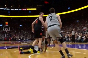 15-2反超！哈珀秀操作转陀螺突破送妙传 科内特吃饼单臂反扣！