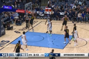 听牌了！莱昂斯晃飞防守直接暴扣 拿到个人第9分