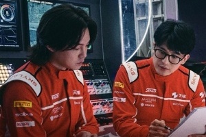 上映10天破33亿！《飞驰人生3》票房狂飙 即将超越前2部