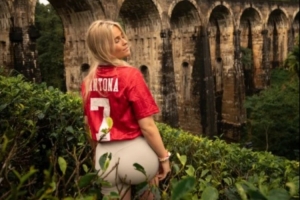 太阳报：曼联最性感女球迷身着坎通纳复古球衣，引发球迷热议