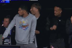 补时镜头给到看台的皇马球员，赫伊森一直在吃东西