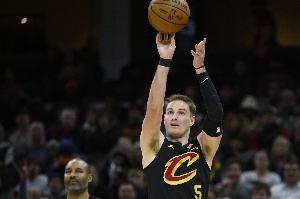 手感一般！梅里尔战旧主半场三分球5中1拿到9分1板2助 罚球2中0