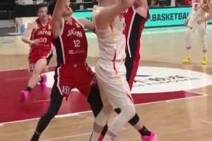 强行制造悬念！胡金秋护球时扬肘扫到柯克 裁判升级违体&还给一T