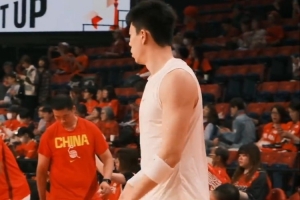 比赛加油！世预赛中国男篮vs日本男篮赛前张镇麟投篮热身