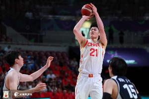 媒体人：今天的判罚堪称国际篮联的耻辱 为中国男篮小伙子们点赞