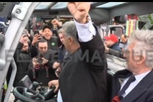 拉波尔塔在竞选活动时跳上叉车，高喊“不跳的都是马德里主义者”