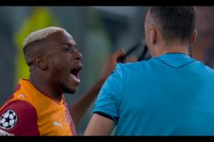 奥斯梅恩与加蒂爆发争吵，情绪激动摘掉面具与他对喷