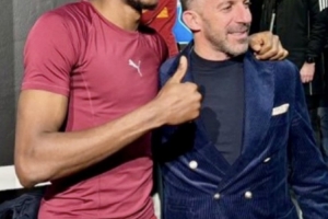 追星成功！奥斯梅恩欧冠赛后向尤文传奇皮耶罗索要合照