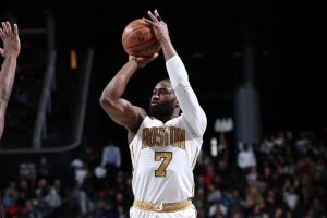 杰伦·布朗：我们出了很多空位但没投进 进攻不顺影响了防守