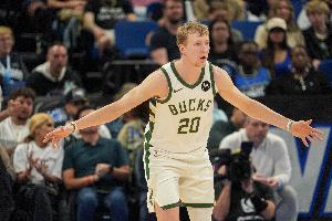 射手就是投！AJ·格林半场三分7中4拿到12分 得分全队最高