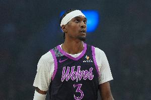 能攻又能防！麦克丹尼尔斯出战32分钟 10中5拿到12分7板2助3断