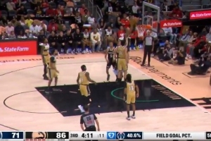 杀伤力十足！库明加暴扣+上下步连续在禁区取分 目前已得17分