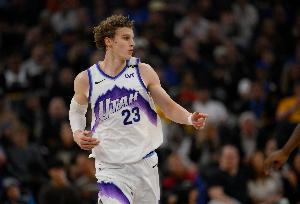 你调查你的~爵士官方：马尔卡宁将因脚踝和髋部伤病缺席今日比赛