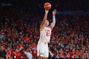 解说：中国男篮内线优势大但外线也必须投 主动权回到手里&不容易