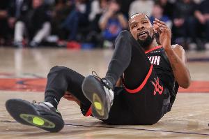 球蒙子？KD谈向萨格斯解释犯规：谈不上指导 我们比赛总是会交流