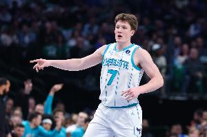 准到停不下来！克尼佩尔半场5记三分轰15分3板1帽 正负值+20最高