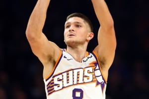 疯狂出手！格雷森·阿伦半场12中4&三分7中2得10分2助 正负值-14