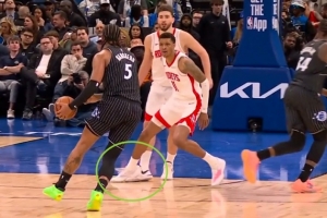 队友误伤！小史密斯盯防班凯罗踩到申京崴脚 返回更衣室