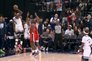 关键先生！爱德华兹在夹击下强投三分手起刀落 率队获得4分优势