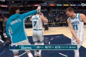 克尼佩尔创NBA新秀三分命中数新纪录！黄蜂队友浇水庆祝