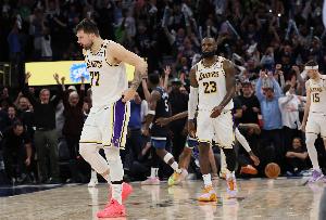 媒体人：詹东里同时在场无法充分发挥三人的优点 防守顾此失彼