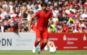 记者：拜仁后卫伊藤洋辉因肌肉纤维撕裂，预计缺阵两到三周