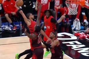 这球太帅了！卡马拉反击跟进垫步起飞 单臂拉满战斧暴扣！