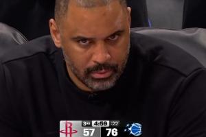 火箭第12个失误叒被打反击 乌度卡气出“死亡之瞳”