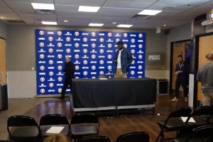 空气突然安静！小哈达威接受采访却发现没记者 尴尬抠出三室一厅