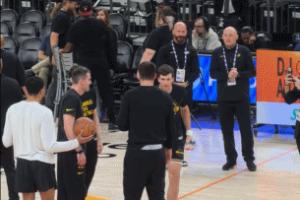 里夫斯脚踏拖鞋踩着Logo勾手命中 随后竖中指嘲讽一旁的东契奇