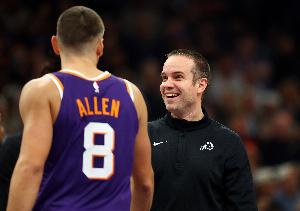 值！格雷森·阿伦被吹进攻犯规 太阳挑战成功改湖人犯规&阿伦2罚