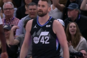 经验拉满！乐福一手卡住位置 另一只手单手接球顺势对抗抛投2+1