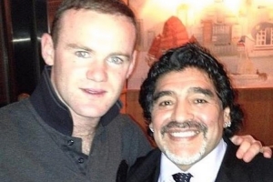 鲁尼：13年因为被按替补去喝闷酒，遇到马拉多纳他送了我一条领带