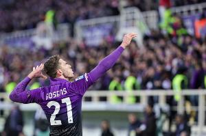 全市场：踢满120分钟的戈森斯可能颧骨骨折，已经被送往医院检查