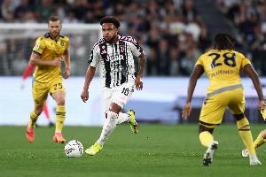 记者：麦肯尼与尤文就续约至2030年达成协议，年薪400万欧元