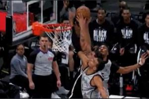 舍身封堵！小波特杀进内线试图扣篮 文班铁掌支在篮筐上大帽拒绝