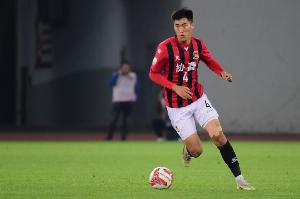 德转显示广东广州豹免签31岁中场肖鲲，25万元从浙江队租借王俊杰