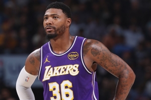 在想什么呢？斯玛特慢悠悠指挥交通过半场 不慎8秒违例