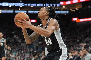 手感很好！瓦塞尔上半场三分球4投3中 砍下9分3板1助1断