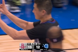 好一个倒挂金钩！卡佩拉被犯规摔倒踢到韩国裁判黄仁泰的嘴