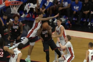 望无大碍！恩比德被韦尔顶到右侧肋部 回更衣室后已坐回替补席