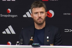 卡里克：不认为我们使用的是伪九号 欧冠是我们梦寐以求的目标